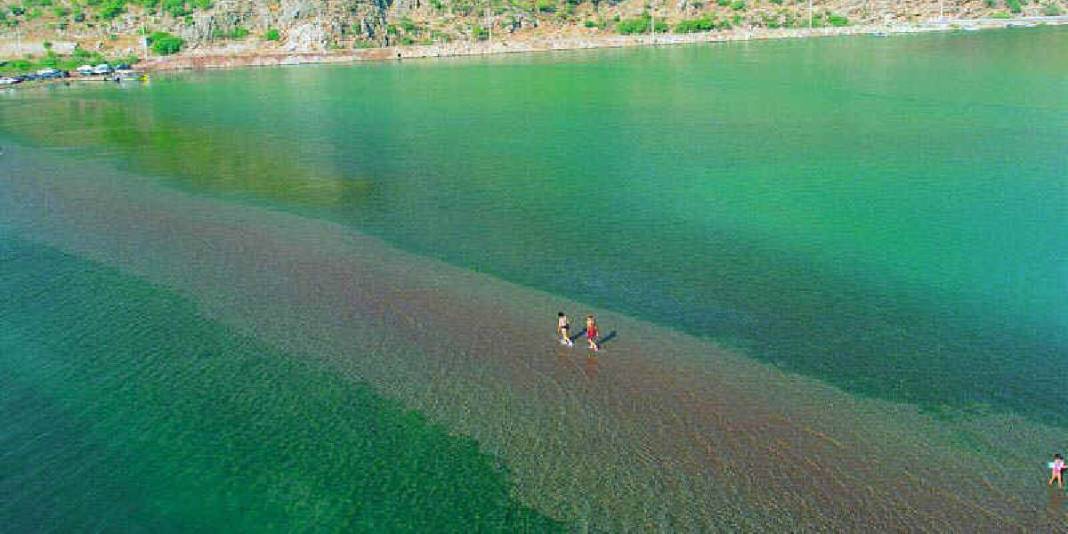 Seferihisar ya da Çeşme değil! Bu koyda denizin dibini görebileceksiniz: Suyun üstünde yürüten cennet koy 1